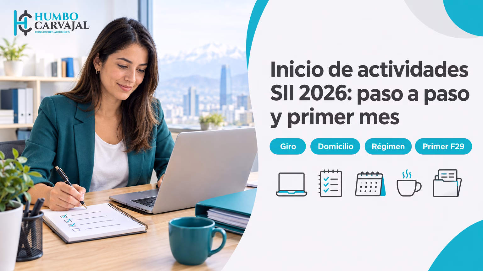 Emprendedora chilena con laptop y libreta con checklist para iniciar actividades en el SII
